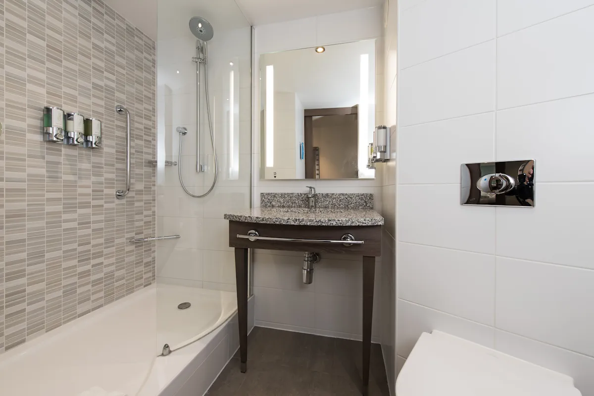 Hampton by Hilton Edinburgh West End-Double Room - Image